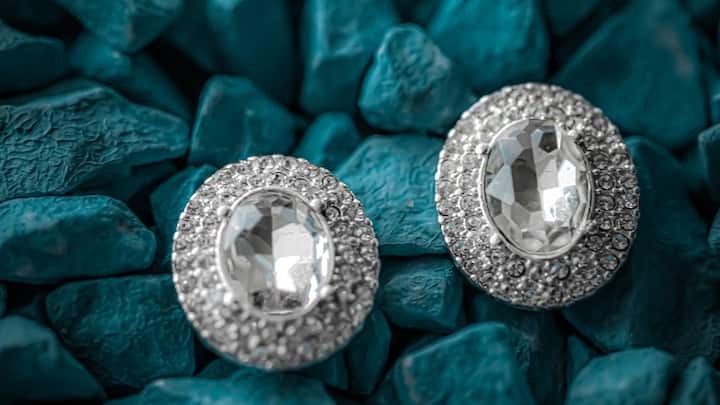 6. Customisation: Modern consumers are valuing the personalisation aspect that aligns with their distinct personalities and essence and handpicking bespoke diamond pieces like bracelets, rings, earrings, and mangalsutra that hold sentimental value as they can be personalised with initials or other meaningful symbols. (Image source: canva)