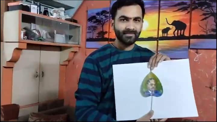 वॉटर कलरचा वापर करून त्यांनी पिंपळाच्या पानावर बारकाईने बाबासाहेबांचे चित्र रेखाटले आहे.