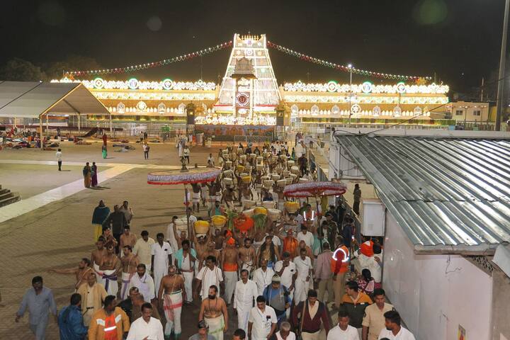 శ్రీవారి ఆలయంలో వేకువజామున 2.30  నుంచి పరిమళాన్ని..విమాన ప్రాకారంలో ఊరేగింపు చేప‌ట్టారు. ఆ తర్వాత శ్రీవారి వక్షఃస్థల లక్ష్మీ అమ్మవారికి ఏకాంతంగా తిరుమంజనం నిర్వహించారు.