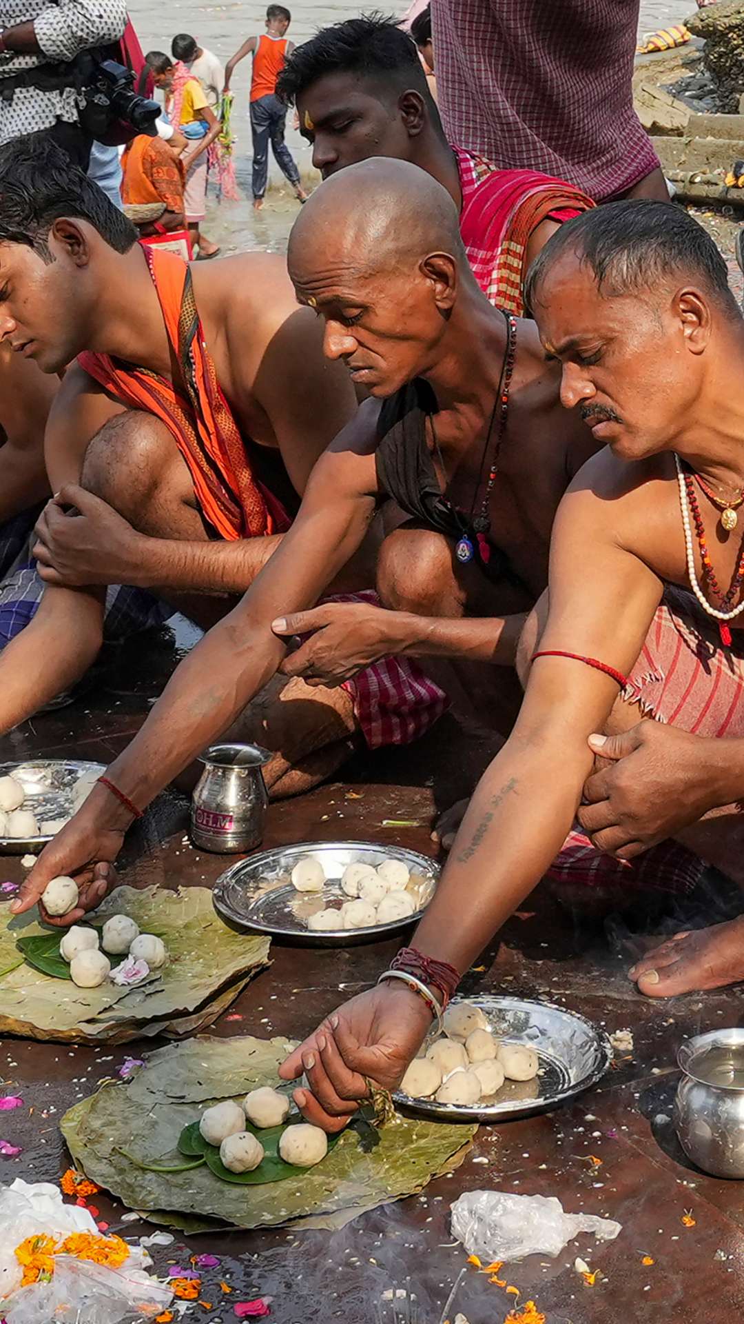 कुछ लोग अपने पूर्वजों का पिंडदान करते हैं तो कुछ लोग खुद का भी पिंडदान कर देते हैं