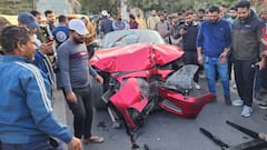 दिल्ली में BMW ने खोया संतुलन, डिवाइडर में घुसकर कार हुई चकनाचूर