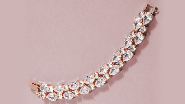 7. Multi-functional diamond jewellery is trending: The trend towards multi-functional diamonds is trending, as more and more consumers are prioritizing functionality without compromising on style. As this type of jewelry seamlessly adapts to fit into different occasions. (Image source: canva)