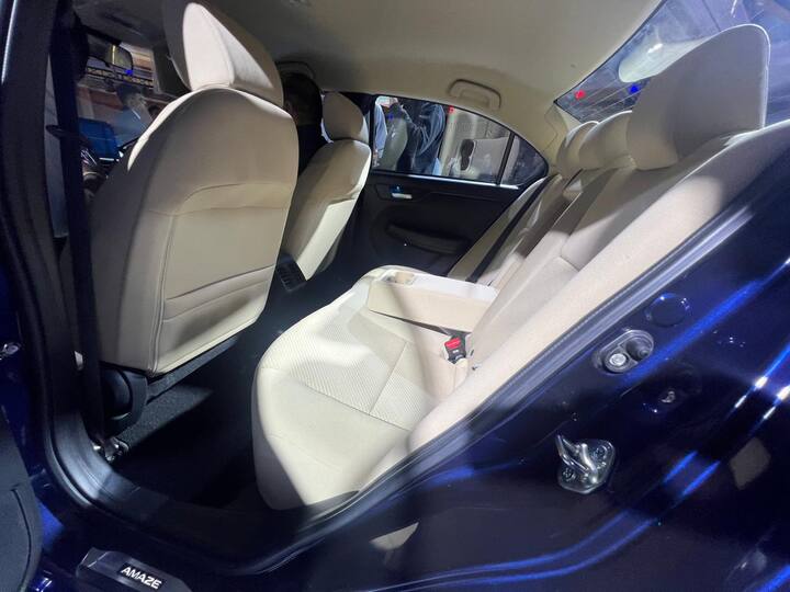 होंडा अमेज के फीचर्स की बात करें तो इस कार में कनेक्टेड कार टेक्नोलॉजी, रियर कैमरा, ADAS फीचर्स, वायरलेस एप्पल कारप्ले और एंड्रॉयड ऑटो का फीचर भी दिया गया है. इस कार में एक वायरलेस चार्जर का फीचर भी शामिल है.