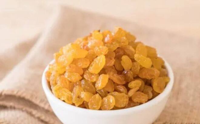 Raisins Side Effects: કિસમિસ એક એવું ડ્રાય ફ્રુટ છે જેનું સેવન સ્વાસ્થ્ય માટે ખૂબ જ ફાયદાકારક માનવામાં આવે છે. તમે સવારે ખાલી પેટ કિસમિસ પાણી પીવાના અગણિત ફાયદાઓથી વાકેફ હશો, તેથી જ નિષ્ણાતો પણ તેનું સેવન કરવાની સલાહ આપે છે.