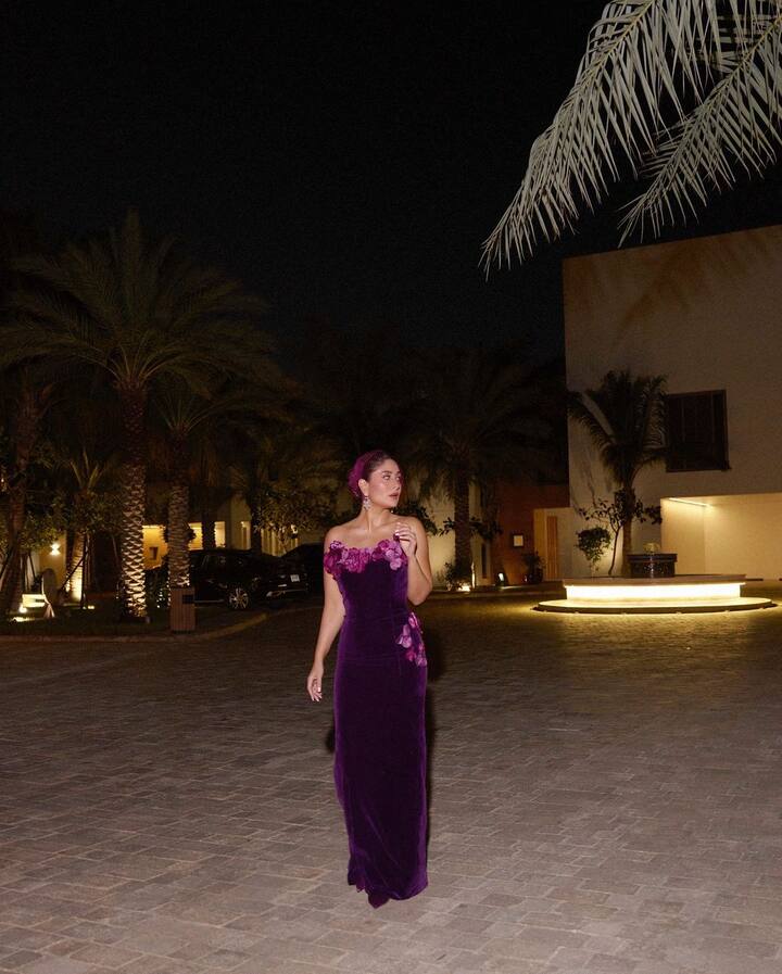 The floor-length hemline enhanced the overall glamour of the gown.