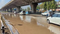 Nashik Potholes : रस्त्यात खड्डे की खड्ड्यात रस्ते, नाशिककर जीव मुठीत घेऊन करतायत प्रवास, पाहा PHOTOS