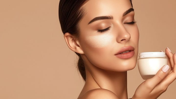 প্রথমত শীতে এমনিতেই রুক্ষ ও শুষ্ক হয়ে পড়ে ত্বক। তাই এই সময় কিছু সাবধানতা অবলম্বন করা দরকার।