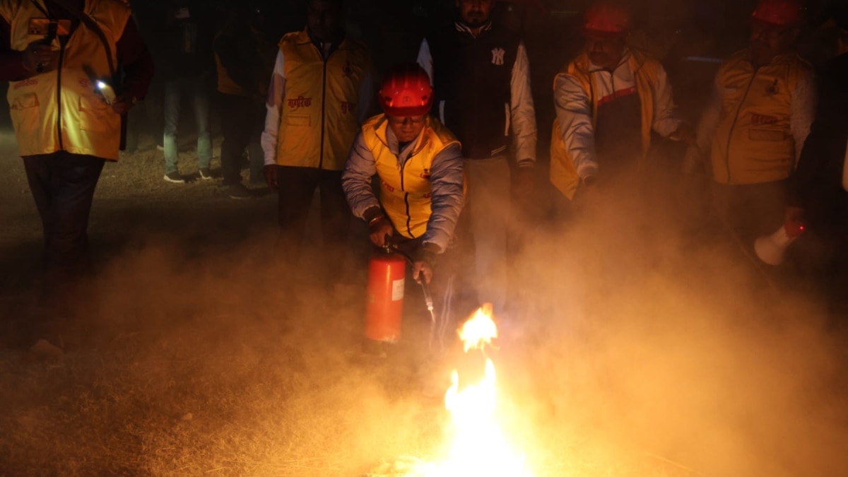 गोरखपुर में फाइटर प्लेन और बम धमाकों की आवाज से सहमे लोग, टीम ने किया रेस्क्यू