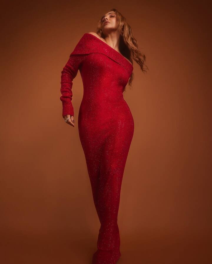 Malaika's dress is perfect for a party in winter. With the look you will be comfortably protected from the cold. Malaika keeps sharing photos of her looks.