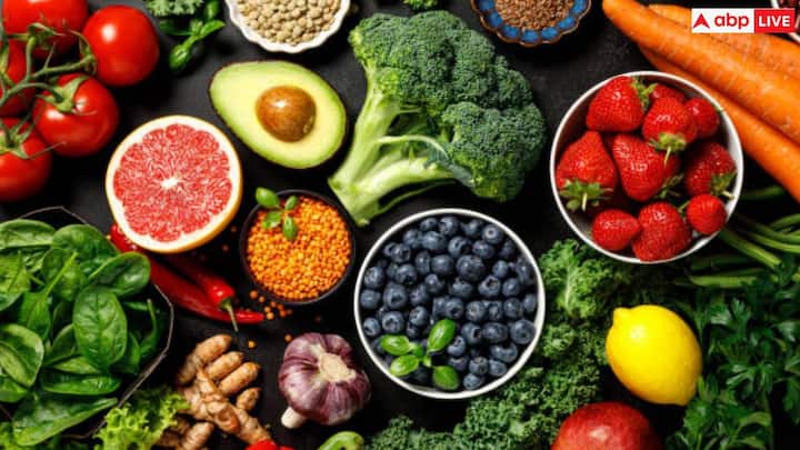 The amount of fructose present in fruits can lead to insulin resistance, obesity, diabetes and nutritional deficiencies. It is better to eat a nutritious diet instead of eating only fruits. Do not blindly follow any diet trend and know the side effects associated with it.