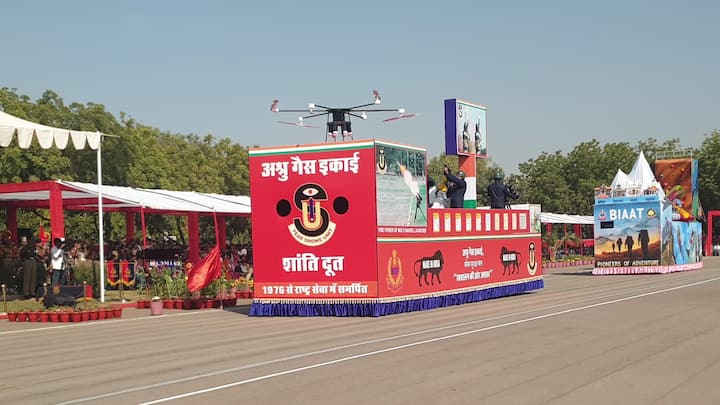 वहीं BSF की उपलब्धियां बताई साथ ही ड्रोन से होने वाली तस्करी को बड़ी चुनौती माना वहीं बांग्लादेश मणिपुर व पाकिस्तान के सीमा क्षेत्र में मुस्तैदी से तैनात जवानों को सराहना करते हुए. सीमावर्ती क्षेत्र में हर चुनौती से लड़ने के लिए BSF के पास सभी तरह के संसाधन उपलब्ध है.