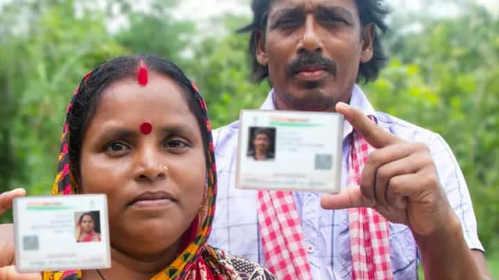 भारत की तकरीबन 90 फ़ीसदी से ज्यादा आबादी के पास आधार कार्ड मौजूद है. इस लिहाज से आधार कार्ड भारत में सबसे ज्यादा इस्तेमाल किए जाने वाला दस्तावेज है. स्कूल-कॉलेज में एडमिशन से लेकर सरकारी योजनाओं के लाभ तक में इसकी जरूरत पड़ जाती है.