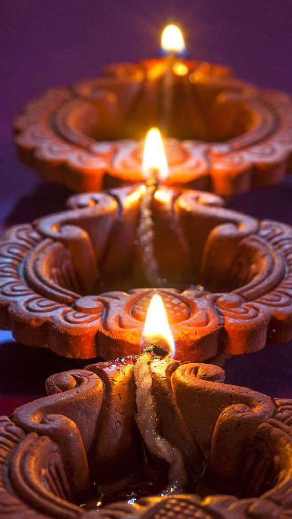 घरात 'या' ठिकाणी दिवा लावल्यास येईल लक्ष्मी!