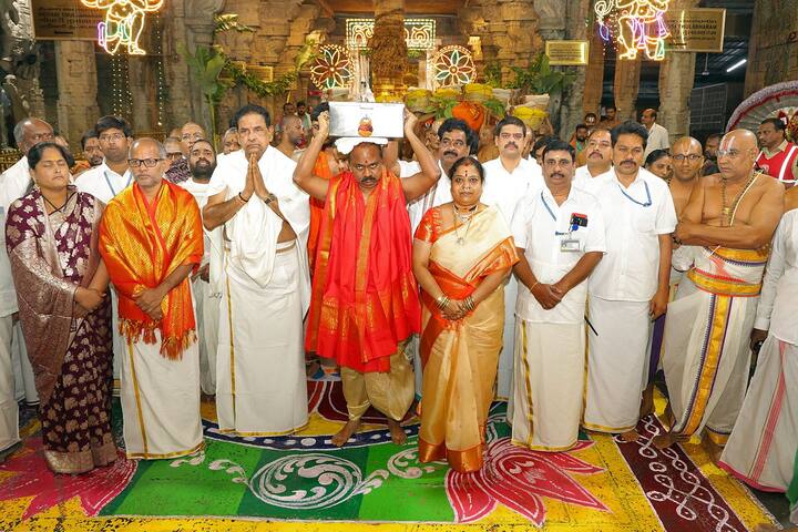 శ్రీ‌వారి ఆల‌యంలో జ‌రిగిన కార్య‌క్ర‌మంలో టీటీడీ చైర్మన్ బీ.ఆర్.నాయుడు, ఈవో శ్రీ జె.శ్యామలరావు, అదనపు ఈవో శ్రీ సి.హెచ్.వెంకయ్య చౌదరి పాల్గొన్నారు.