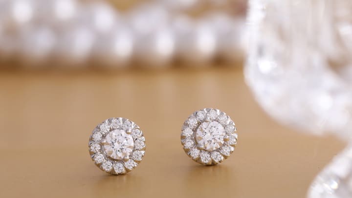 5. Minimalist diamond designs on the rise: Diamonds are not just for special occasions anymore; in the present day, diamond jewelry is curated in a way that can be worn every day, featuring simple, sophisticated ,and clean designs that are apt for everyday wear. (Image source: canva)