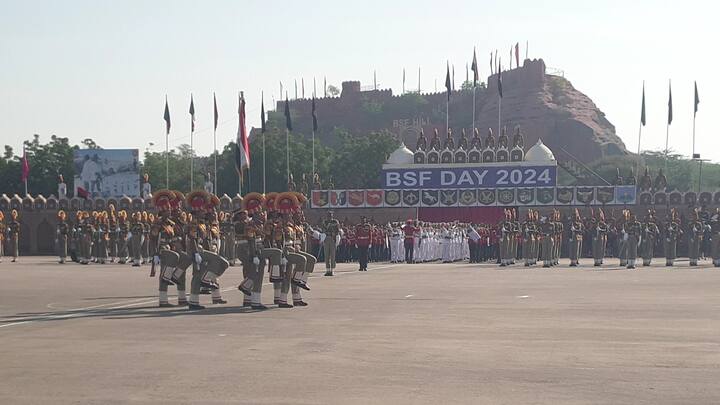 फुल ड्रेस रिहर्सल कार्यक्रम की शुरुआत महिला और अन्य राज्य कि आई कंटीजेंट यानि टुकडियो के जवानों की परेड के साथ हुआ. इस परेड में आर्टिलरी, अश्व, कैमल, कैमल माउंट, टुकड़ी शामिल थी.