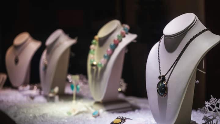3.Sustainability & personalisation are set to dominate the diamond jewellery market: With consumers becoming increasingly conscious of the impact of their purchases on the environment, jewelers are responding by using sustainable and ethical practices in their production processes. (Image source: canva)