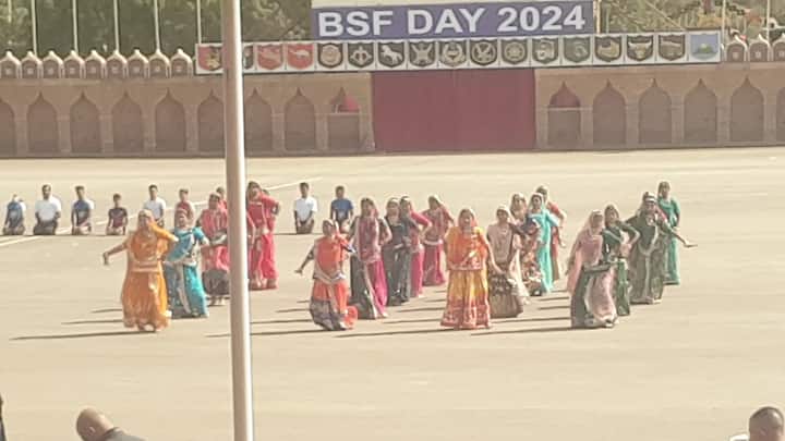 ट्रेनिंग सेंटर के चंदेल परेड ग्राउंड में जब यह सारी टुकड़ियां बैंड के साथ पहुंची तो ग्राउंड में मौजूद लोगों ने तालियो के साथ इनका स्वागत किया.