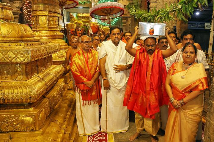 అమ్మవారికి తీసెకళ్లే సారెను మాడ వీధుల్లో ఊరేగించి అనంతరం కాలినడకన తిరుమల నుంచి తిరుపతి అలిపిరి వద్దకు తీసుకెళ్లారు.