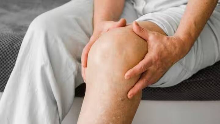 শীত এলেই নানা রকমের পুরনো ব্যথা যেন আবার ফিরে ফিরে আসে। কারো কারো আর্থ্রাইটিসের কারণে বাড়ে গাঁটের ব্যথা।