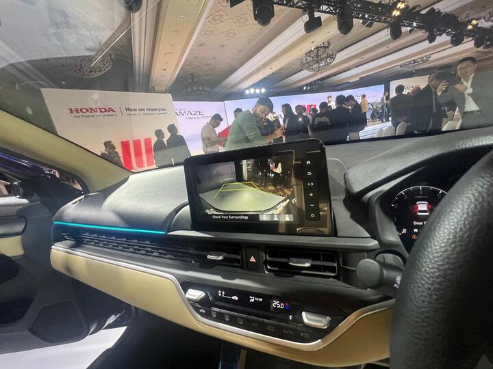 होंडा अमेज के इंटीरियर को भी बदला गया है. इस गाड़ी के अंदर का डिजाउन काफी कुछ एलिवेट की तरह है. साथ ही सिटी के एलीमेंट को भी इस कार में शामिल किया गया है.