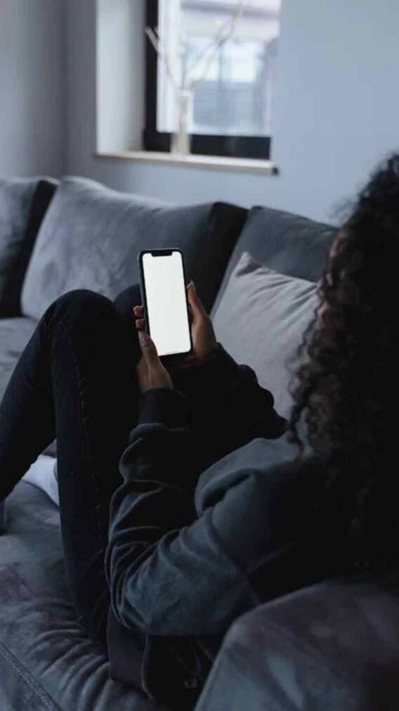 మొబైల్​ని ఎక్కువగా వాడేస్తున్నారా? తగ్గించుకోండిలా