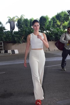 व्हाइट क्रॉप टॉप के साथ मैचिंग ट्राउजर में एयरपोर्ट पर स्पॉट हुईं अनन्या पांडे, सिंपल लुक में भी लगीं बेहद हसीन