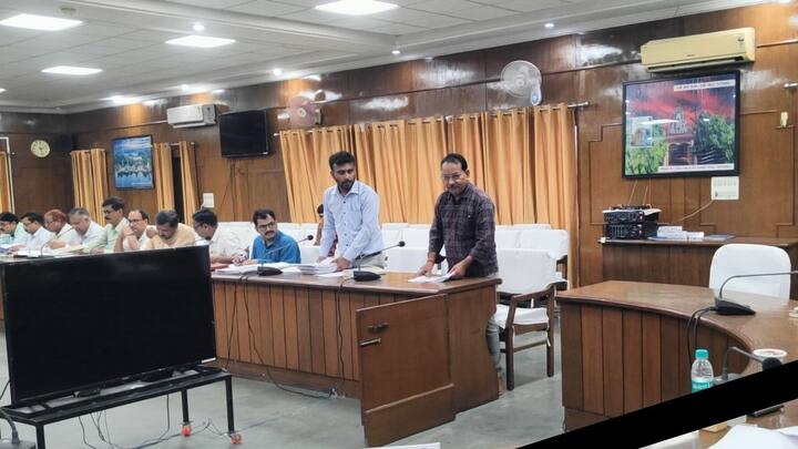 उत्तर प्रदेश में सहायक विकास अधिकारी पंचायत और ग्राम सचिवों को सरकार की ओर ग्रामीण क्षेत्र के उन लोगों के फैमिली कार्ड बनाने का जिम्मा दिया गया है. जिन लोगों के पास राशन कार्ड नहीं है. बता दें आधार कार्ड का इस्तेमाल करके फैमिली कार्ड बनवाया जा सकता है.