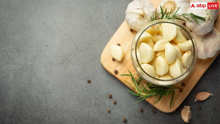 Raw garlic is beneficial for high uric acid cholesterol levels, do you know when and in what quantity you should eat it?