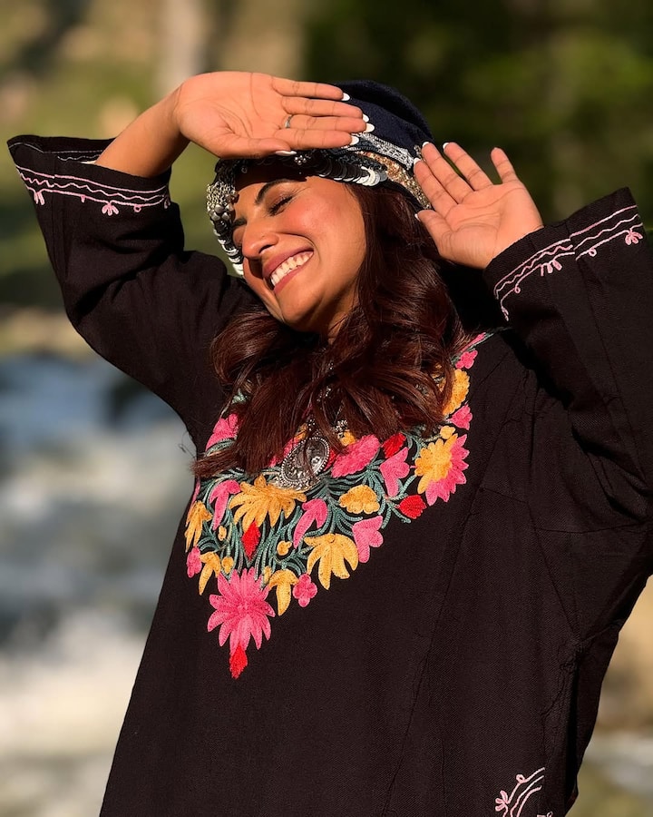 ब्लैक कलर की फेरन पहन अक्षरा फुल कश्मीरी गर्ल वाइब देती दिखाई दी थीं.