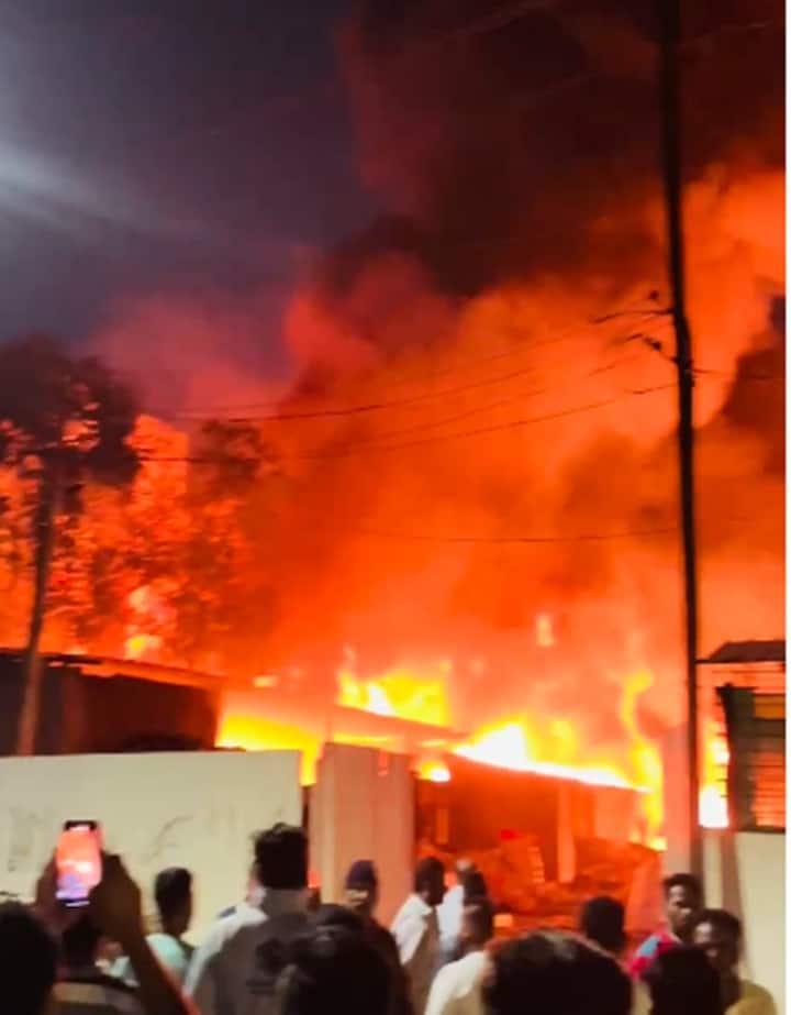 आगीचं नेमकं कारण अद्याप अस्पष्ट असून पोलिसांकडूनही घटनेची चौकशी केली जात आहे, शॉर्ट सर्किटमुळे आग लागली की इतर कारण याचा शोध घेतला जात आहे.