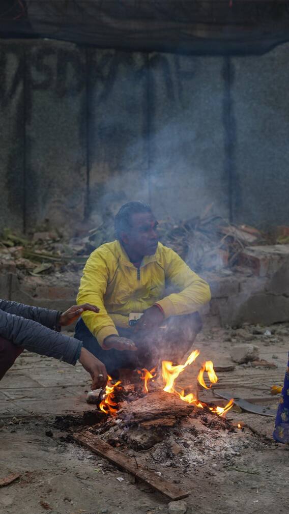 दिल्ली में कड़ाके की सर्दी और हल्की बारिश का अनुमान