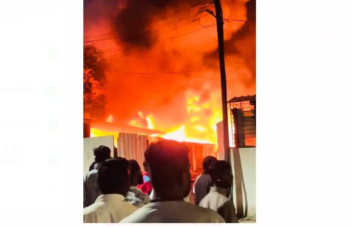 आगीने रौद्र रुप धारण केल्याने परिसरात धुराचे लोट पाहायला मिळाले, तर रात्रीच्या अंधारात आग भडकल्याचे पाहून नागरिकांना घटनास्थळी गर्दी केली होती.
