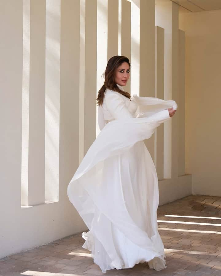 During this time, Kareena Kapoor kept her hair open and posed fiercely while waving her dress.