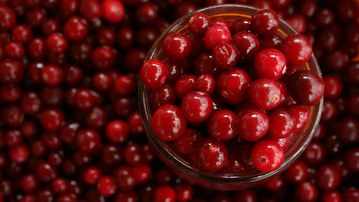 Cranberry Juice: ক্র্যানবেরির মধ্যে রয়েছে প্রচুর পরিমাণে ভিটামিন সি। তাই ক্র্যানবেরি জুস খেলে আপনার শরীরের রোগ প্রতিরোধ ক্ষমতা বৃদ্ধি পাবে।