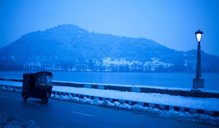 पहाड़ी राज्यों में भी रोलर का दौर शुरू हो गया है। इसका असर उत्तर भारत में देखने को मिल रहा है। जम्मू-कश्मीर में भी ठंड का असर देखने को मिल रहा है। श्रीनगर में डल झील से ठंड सबसे पहले बढ़ी है।