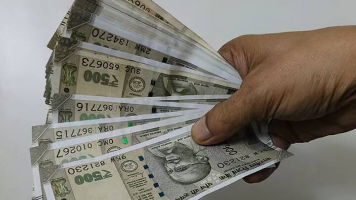 सरकार ही ओर से किसानों को सालाना 6 हजार रुपये दिए जाते हैं. सरकार दो-दो हजार की तीन किस्तों में दी जाती है. योजना में अबतक 18 किस्तें जारी की जा चुकी हैं. अब किसानों को 19वीं किस्त का इंतजार कर रहे हैं.