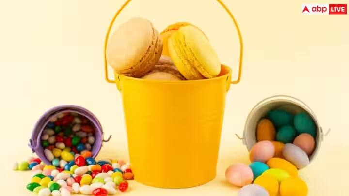 બાળકને શાંત રાખો: જો ગળામાં કંઈક અટવાઈ જાય તો બાળકને શાંત કરવાનો પ્રયાસ કરો. આ સ્થિતિમાં, બાળકને બેસાડી કે ઊભું રાખો. ડૉક્ટરના કહેવા પ્રમાણે, જો ગળામાં કંઈક ફસાઈ જાય તો બાળકે સુવાનું કે બેસવાનું ટાળવું જોઈએ.