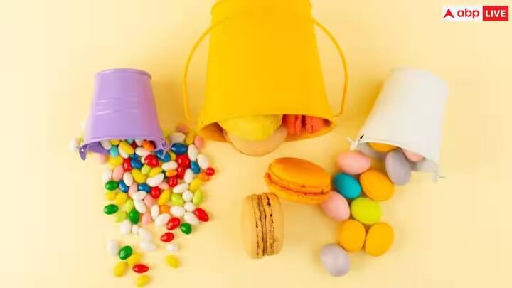 બાળકને ઉધરસ કરવા દો: જો બાળકના ગળામાં કોઈ નક્કર વસ્તુ અટવાઈ ગઈ હોય. તેથી તેની પીઠ પર હળવા હાથે 5 વાર થપથપાવો. આ તેને ઉધરસ અથવા છીંકવામાં મદદ કરી શકે છે. જ્યારે બાળક જોરથી ખાંસી કે છીંક ખાય છે. તેથી આ ગળામાં ફસાયેલી વસ્તુને બહાર કાઢવામાં મદદ કરે છે.