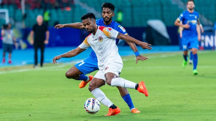 East Bengal vs Chennaiyin FC: হ্যামস্ট্রিং সমস্যার জন্য মাঠেই শুয়ে পড়েন ক্রেসপো এবং স্ট্রেচারে শুইয়ে তাঁকে মাঠের বাইরে নিয়ে যাওয়া হয়।