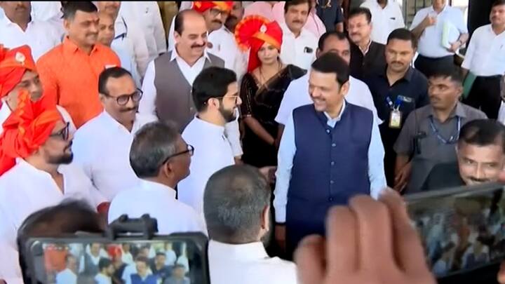 दरम्यान विधानभवनात आदित्य ठाकरे पोहोचले होते त्यावेळेला विधानभवनाच्या पायऱ्यांवर फोटोसेशन सुरु असताना नवनिर्वाचित मुख्यमंत्री देवेंद्र फडणवीस होते.