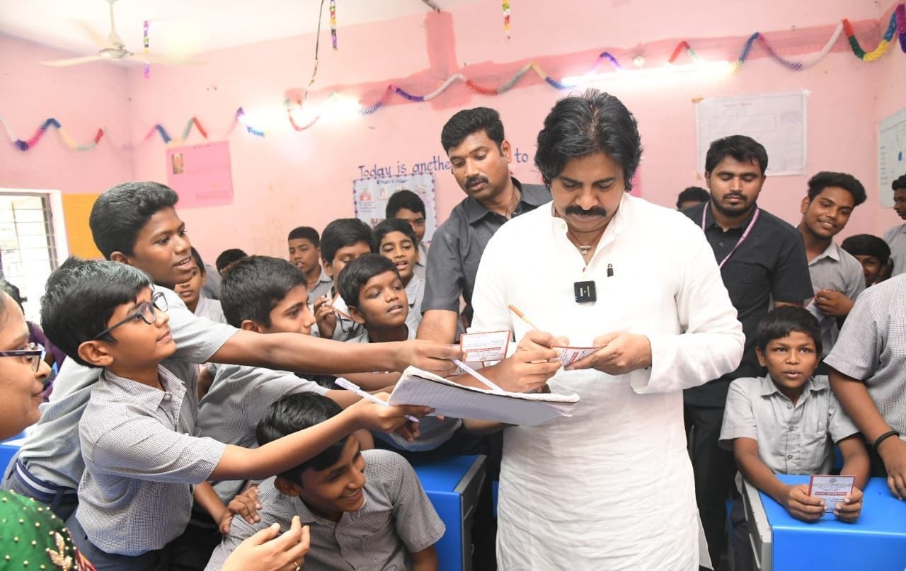 Pawan Kalyan: 'సినీ నటుడిగా చెబుతున్నా, మీ టీచర్లే మీ హీరోలు' - విద్యార్థులతో కలిసి భోజనం చేసిన డిప్యూటీ సీఎం పవన్ కల్యాణ్