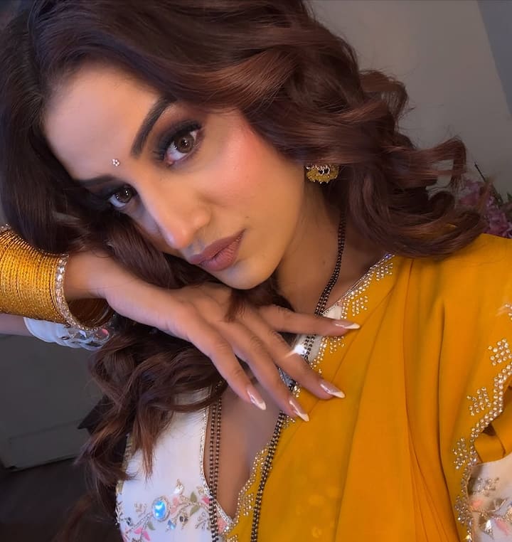 इससे पहले अक्षरा सिंह ने पीले रंग की साड़ी पहने अपनी एक सेल्फी शेयर की थी. माथे पर बिंदी और हाथों में चूड़ियां पहने एक्ट्रेस काफी खूबसूरत दिख रही हैं.