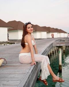 Zaara Yesmin Pics: ઝારા યાસ્મીને માલદીવમાં બીચ કિનારે આપ્યા બોલ્ડ પોઝ