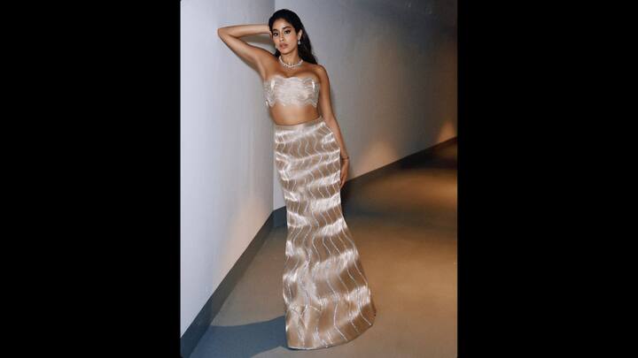 5. Janhvi Kapoor: Jahnvi dazzles in a wave inspired metallic ensemble. She radiates elegance wearing the outfit with silver accents and nude tones. The outfit creates a seamless fusion of both the metallic colours for a sophisticated look. (Image Source: Instagram/@janhvikapoor)