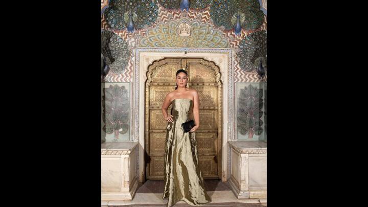 1. Kareena Kapoor: Kareena's strapless metallic gown is the perfect example of timeless glamour. Her shimmering outfit highlights regal aura and enhances the ethereal vibe. She has paired her look with a chic clutch. (Image Source: Instagram/@kareenakapoorkhan)