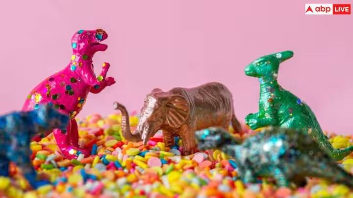 જો બાળકના ગળામાં કોઈ નક્કર વસ્તુ ફસાઈ જાય તો પહેલા તેની પીઠ થપથપાવી દો. આ છીંક અને ઉધરસમાં મદદ કરશે. જ્યારે બાળક ખાંસી કે છીંક ખાય છે ત્યારે ગળામાં ફસાયેલી વસ્તુઓ બહાર આવે છે.