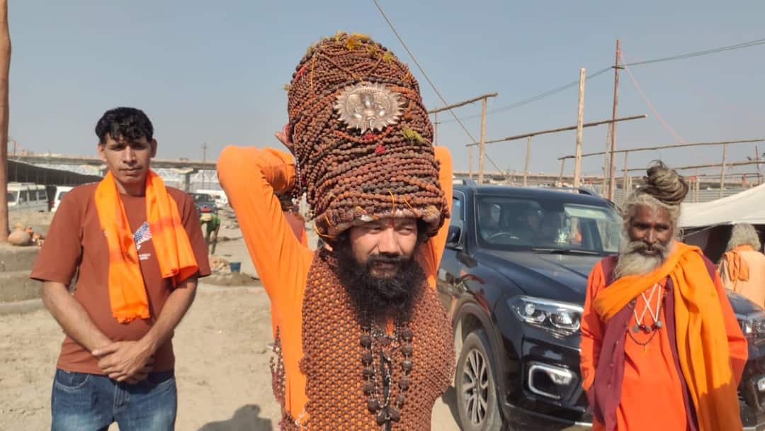 Maha Kumbh a Baba 45 kg of Rudraksha head and Rudraksha armour his body center of attraction ANN सिर पर 45 किलो रुद्राक्ष और शरीर पर रुद्राक्ष का कवच, महाकुंभ में आकर्षण का केंद्र बने ये बाबा