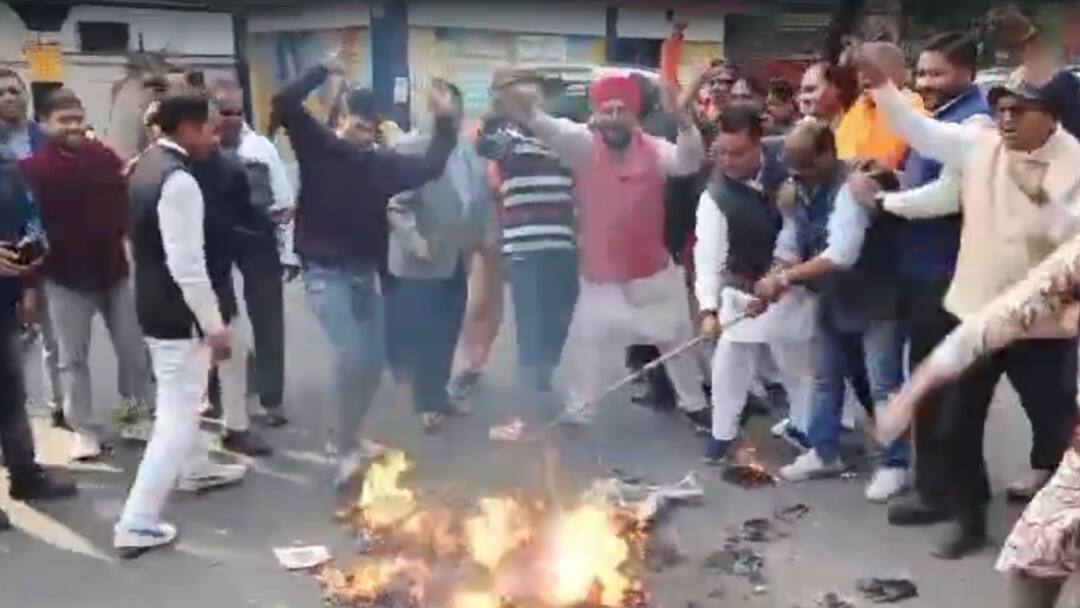 बांग्लादेश में हिंदुओं पर अत्याचार से भड़के BJP सांसद, सरकार से की NRC लागू करने की मांग Meerut Hindu Organisations Protest against Bangladesh BJP MP Laxmikant Bajpai demand NRC ann बांग्लादेश में हिंदुओं पर अत्याचार से भड़के BJP सांसद, सरकार से की NRC लागू करने की मांग