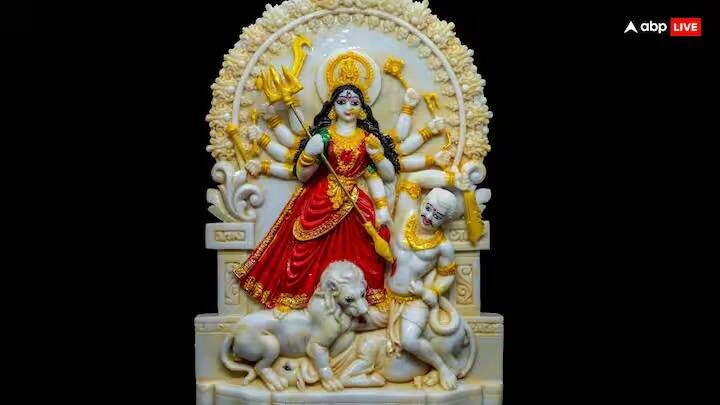 देवी दुर्गेचं महिषासुर मर्दिनी रुप, तसेच, देवी चंडिकेचं रौद्र रुप अशा देवी-दैवतांचे फोटो कधीही घरात लावू नये असं वास्तूशास्त्रात सांगितलं आहे.